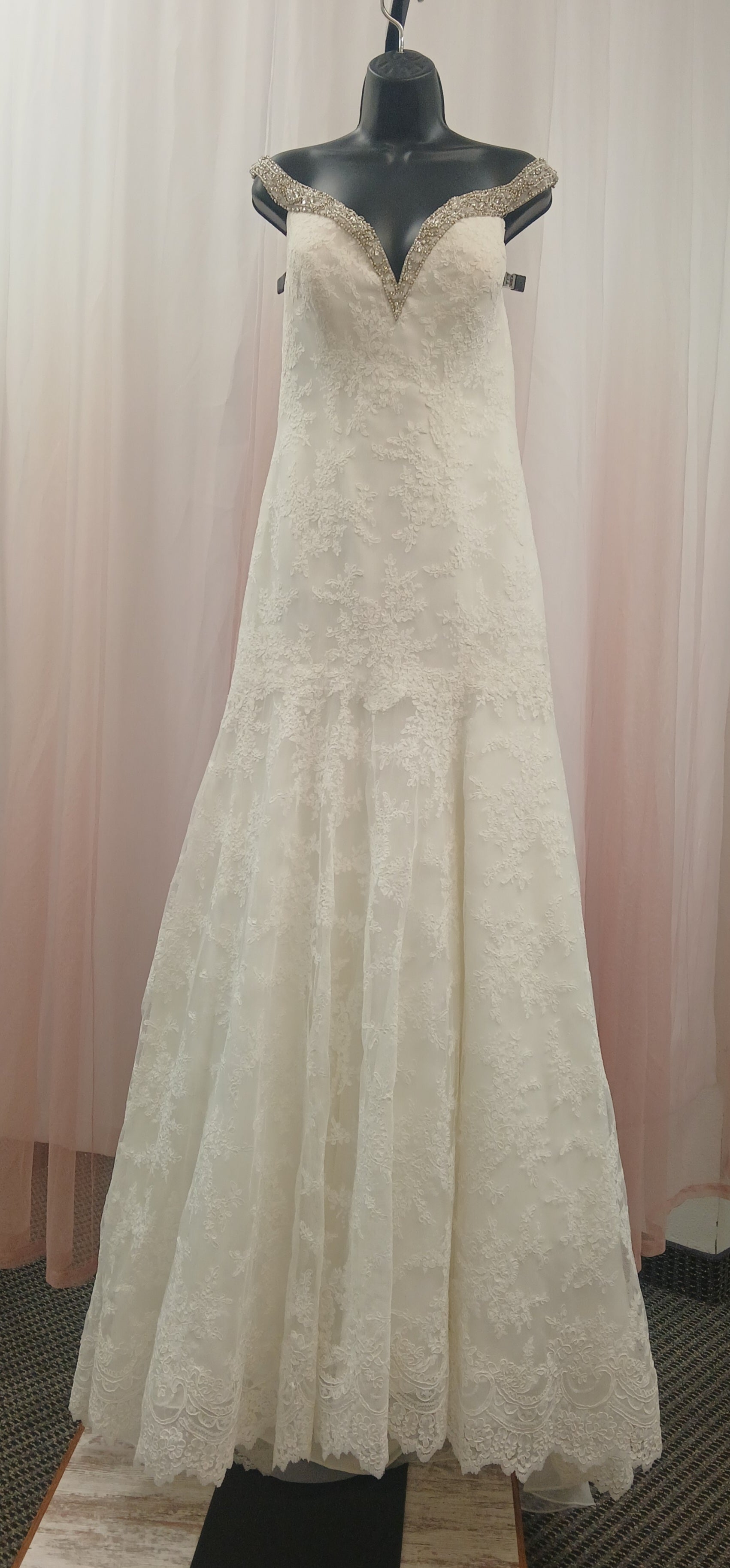 chinese dress ladies Allure Bridal Gown 9814, Ivory/silver size 10, Lace bodice & Train det   KasiasBridalOutlet
